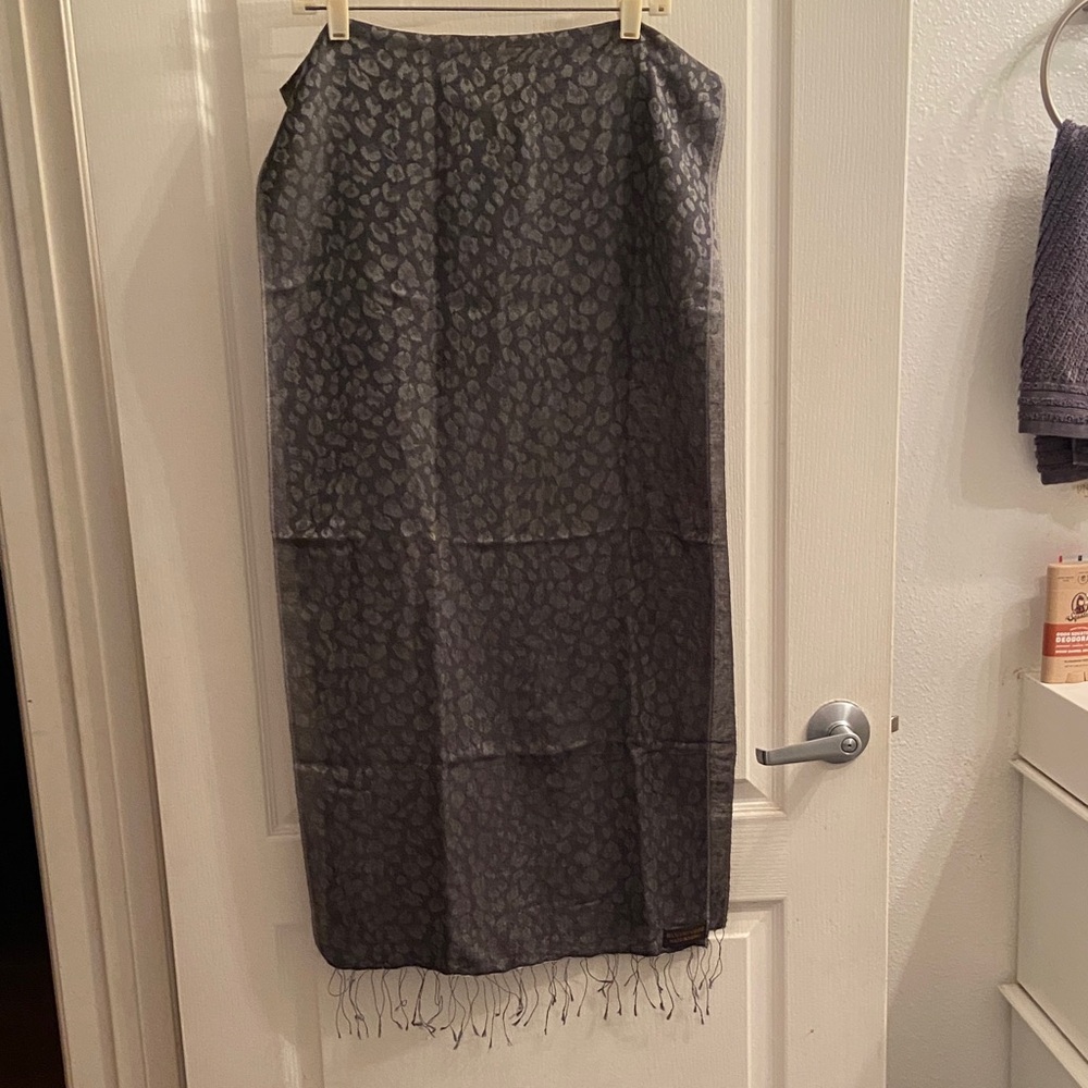 Elegant Silk Gray Leopard Patterned Scarf